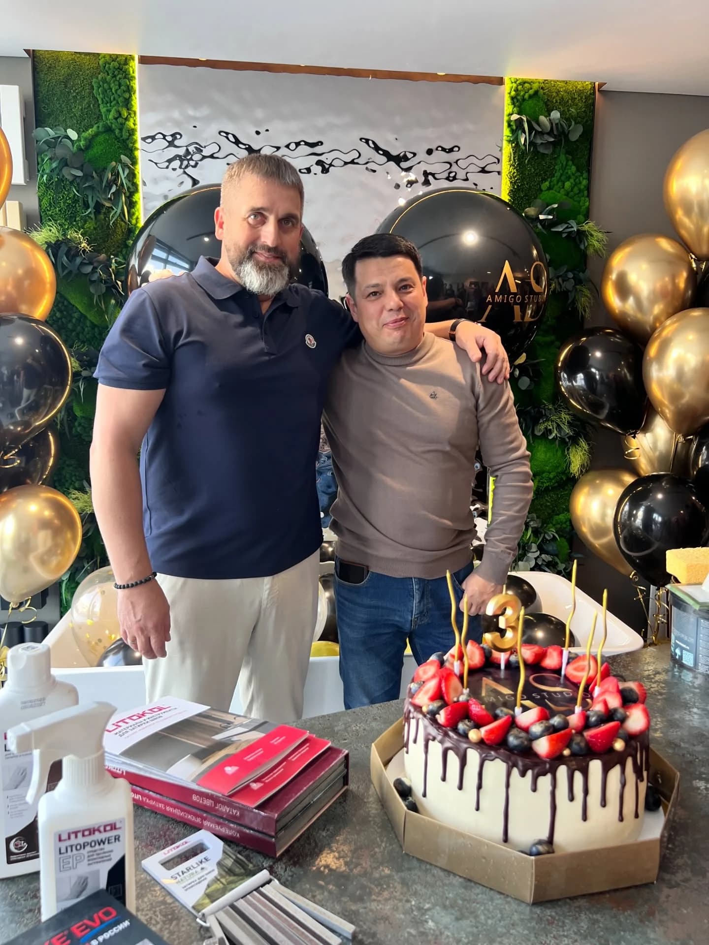 Гости и праздничный торт на дне рождения студии