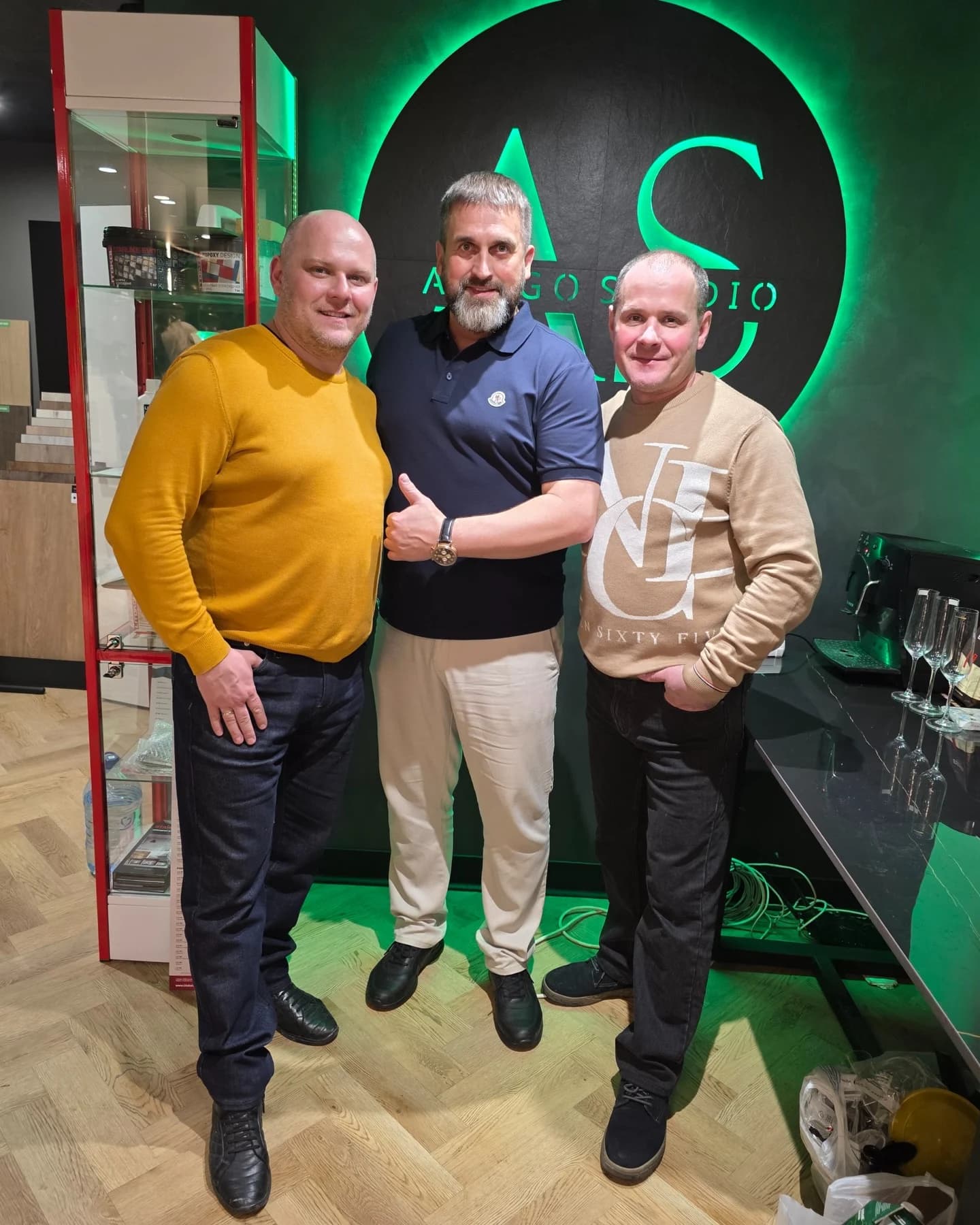 Участники праздника у фирменного знака Amigo Studio